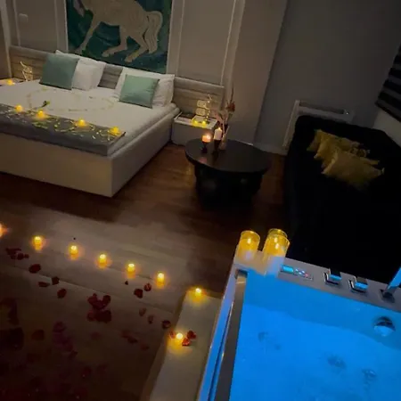 アパート Lunarist Luxury Private Jacuzzi ティラナ