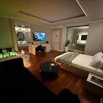 Lunarist Luxury Private Jacuzzi Τίρανα