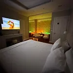 Lunarist Luxury Private Jacuzzi Τίρανα