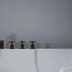 Lunarist Luxury Private Jacuzzi Blloku 아파트 티라나