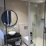 아파트 Lunarist Luxury Private Jacuzzi Blloku 티라나