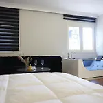 아파트 Lunarist Luxury Private Jacuzzi Blloku