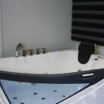 Lunarist Luxury Private Jacuzzi Blloku 아파트