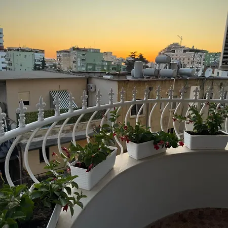 Lunarist Luxury Jacuzzi - Blloku Lägenhet Tirana