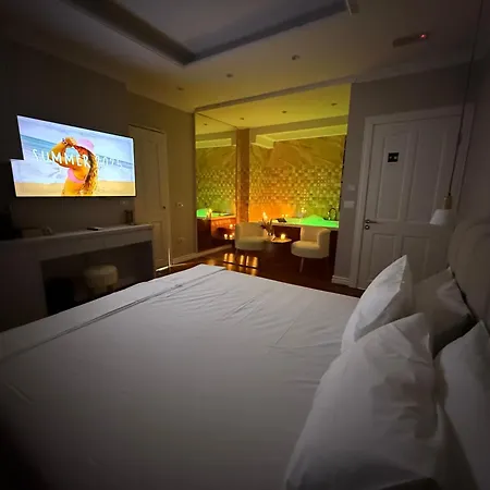 Lunarist Luxury Jacuzzi - Blloku Tiran