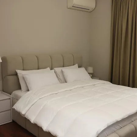 Lunarist Luxury Jacuzzi - Blloku Lägenhet Tirana