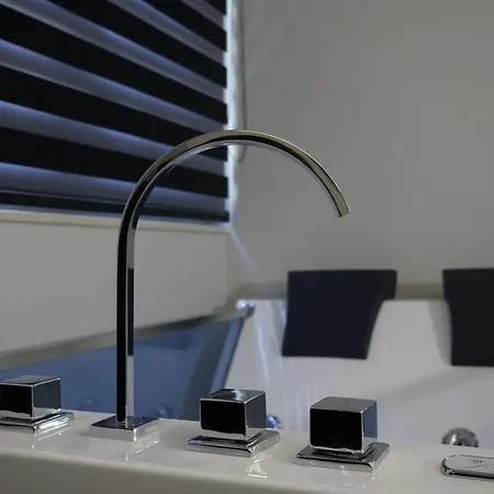 Lunarist Luxury Jacuzzi - Blloku Lägenhet