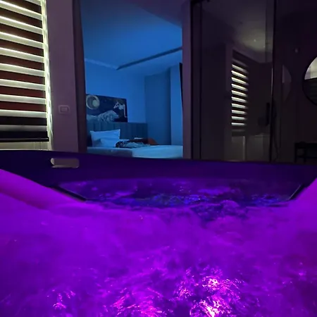 Lunarist Luxury Jacuzzi - Blloku Tiran