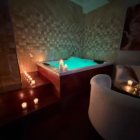 Lunarist Luxury Private Jacuzzi Blloku 티라나