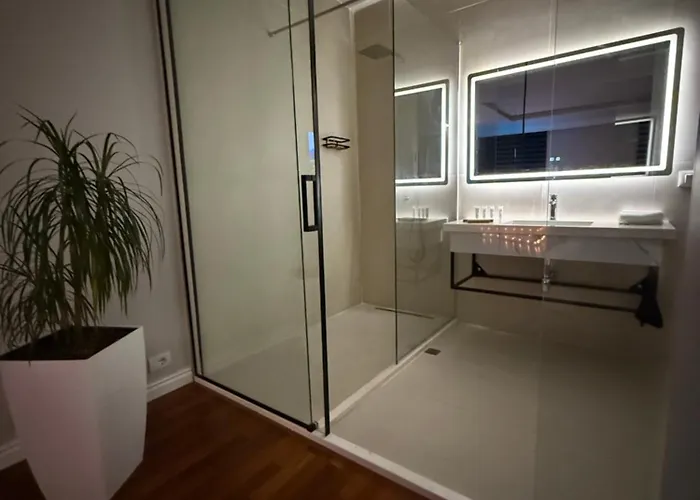 Lunarist Luxury Private Jacuzzi Suites Blloku Tirana *