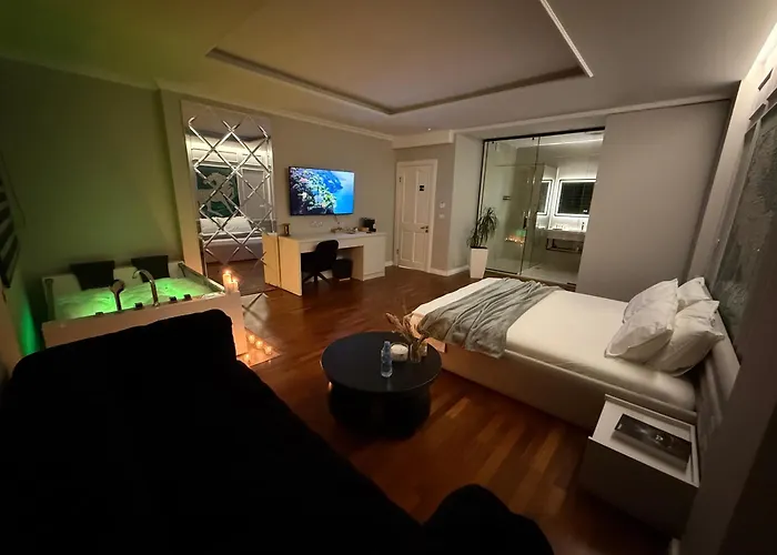 Lunarist Luxury Private Jacuzzi Suites Blloku Tirana 地拉那