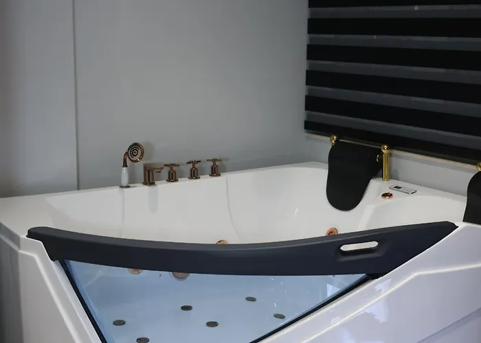 公寓 Lunarist Luxury Private Jacuzzi Suites Blloku Tirana 地拉那