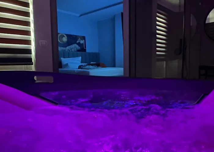 Lunarist Luxury Private Jacuzzi Blloku Tirana
