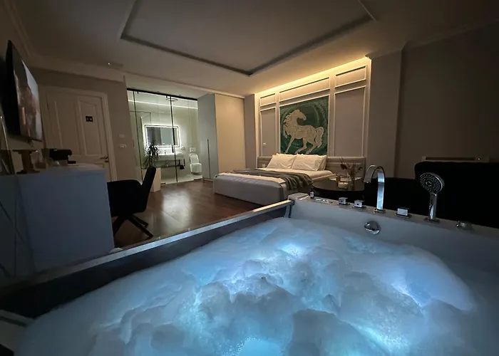 Lunarist Luxury Private Jacuzzi Suites Blloku Tirana